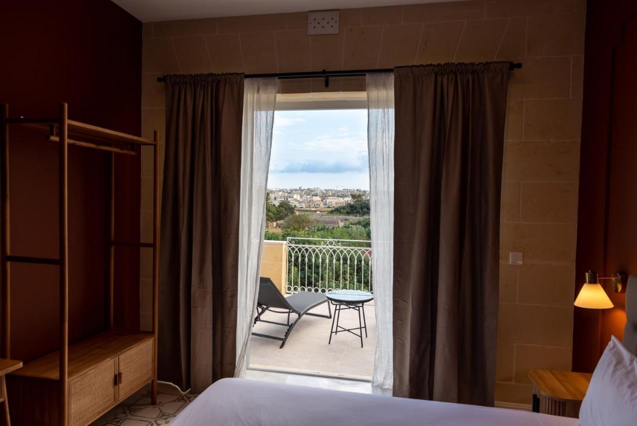 The Carob Tree Bed & Breakfast วิกตอเรีย ภายนอก รูปภาพ