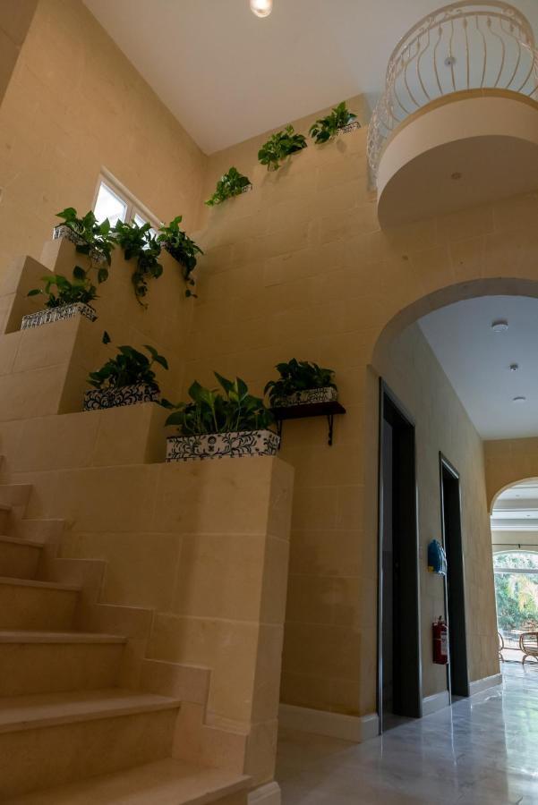 The Carob Tree Bed & Breakfast วิกตอเรีย ภายนอก รูปภาพ