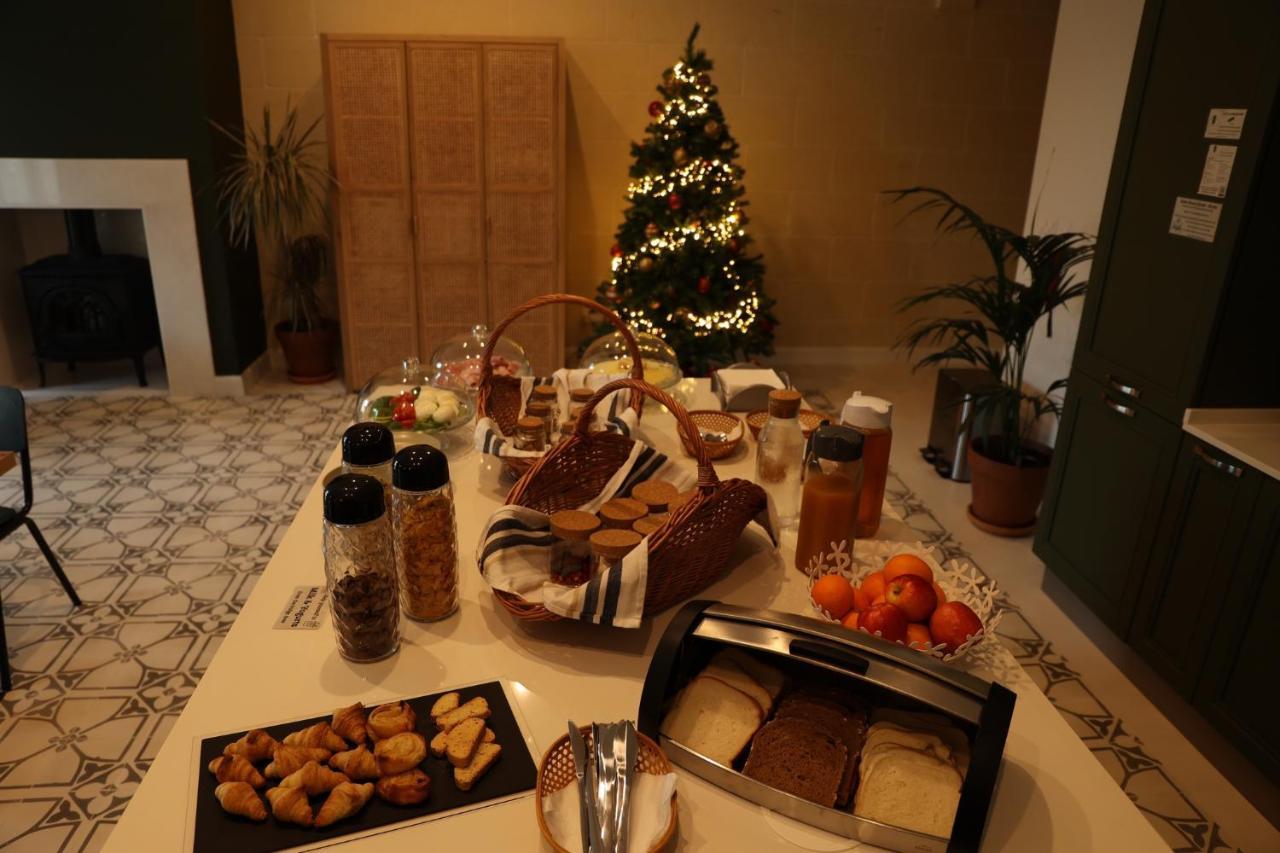 The Carob Tree Bed & Breakfast วิกตอเรีย ภายนอก รูปภาพ