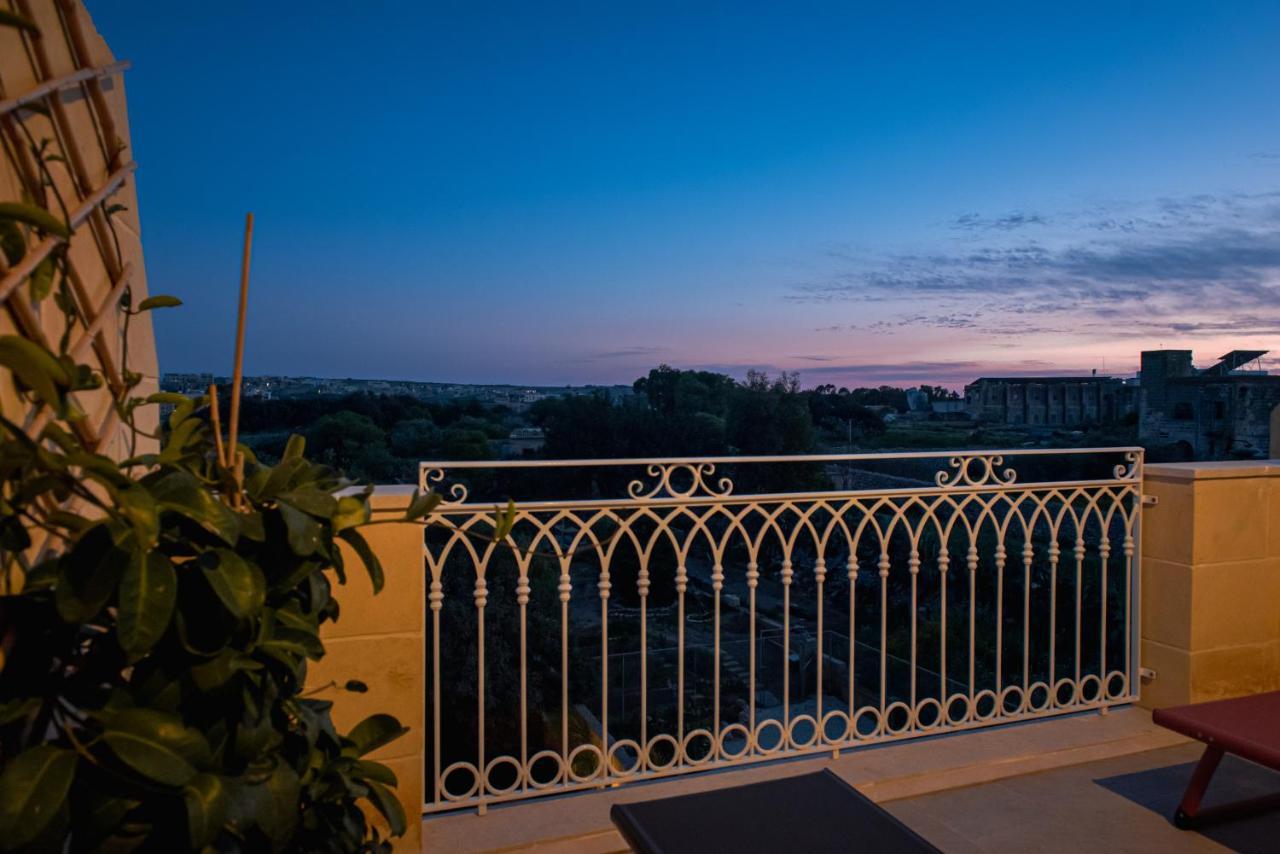 The Carob Tree Bed & Breakfast วิกตอเรีย ภายนอก รูปภาพ